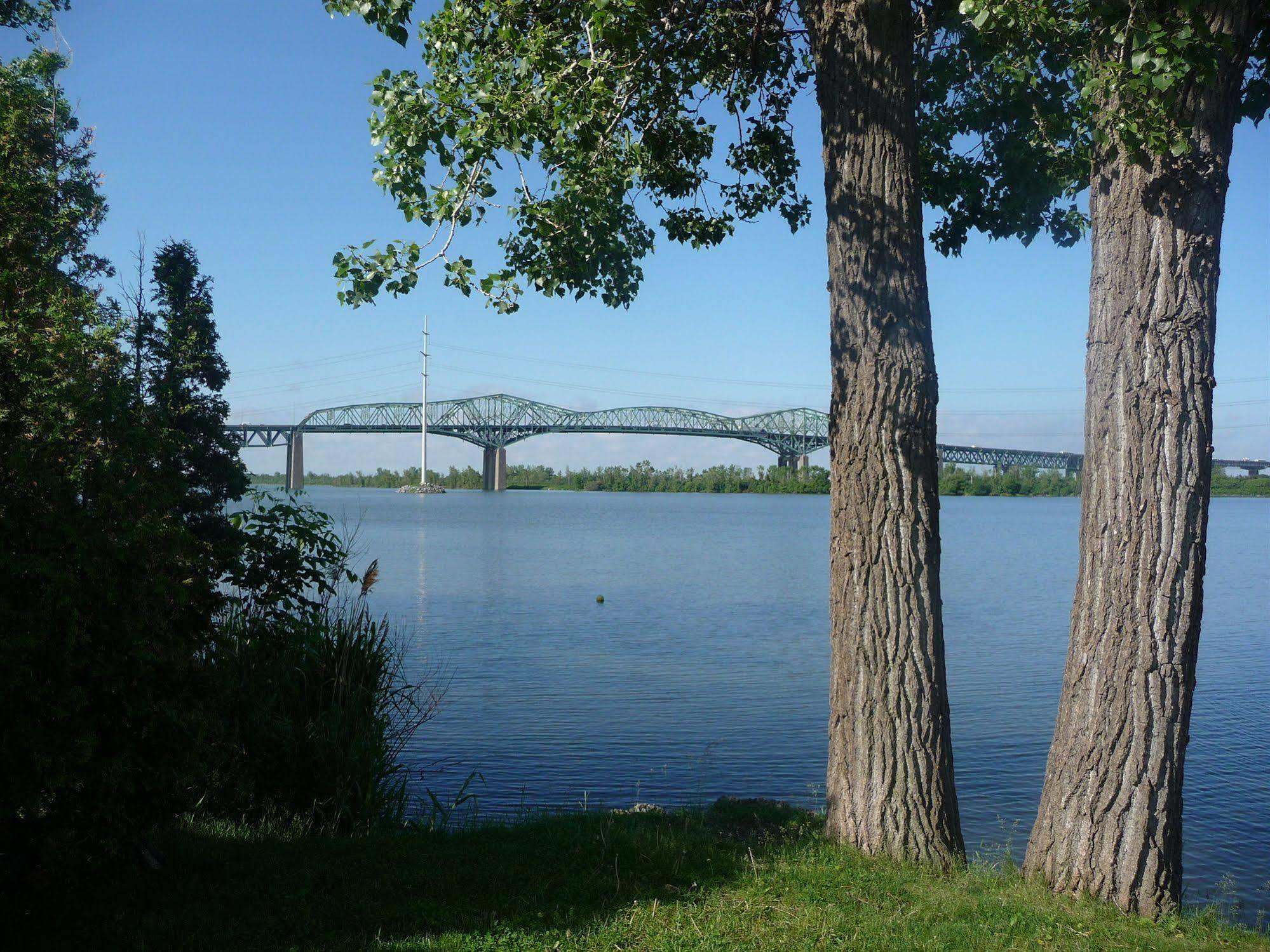 Motel Du Fleuve Brossard Exteriér fotografie