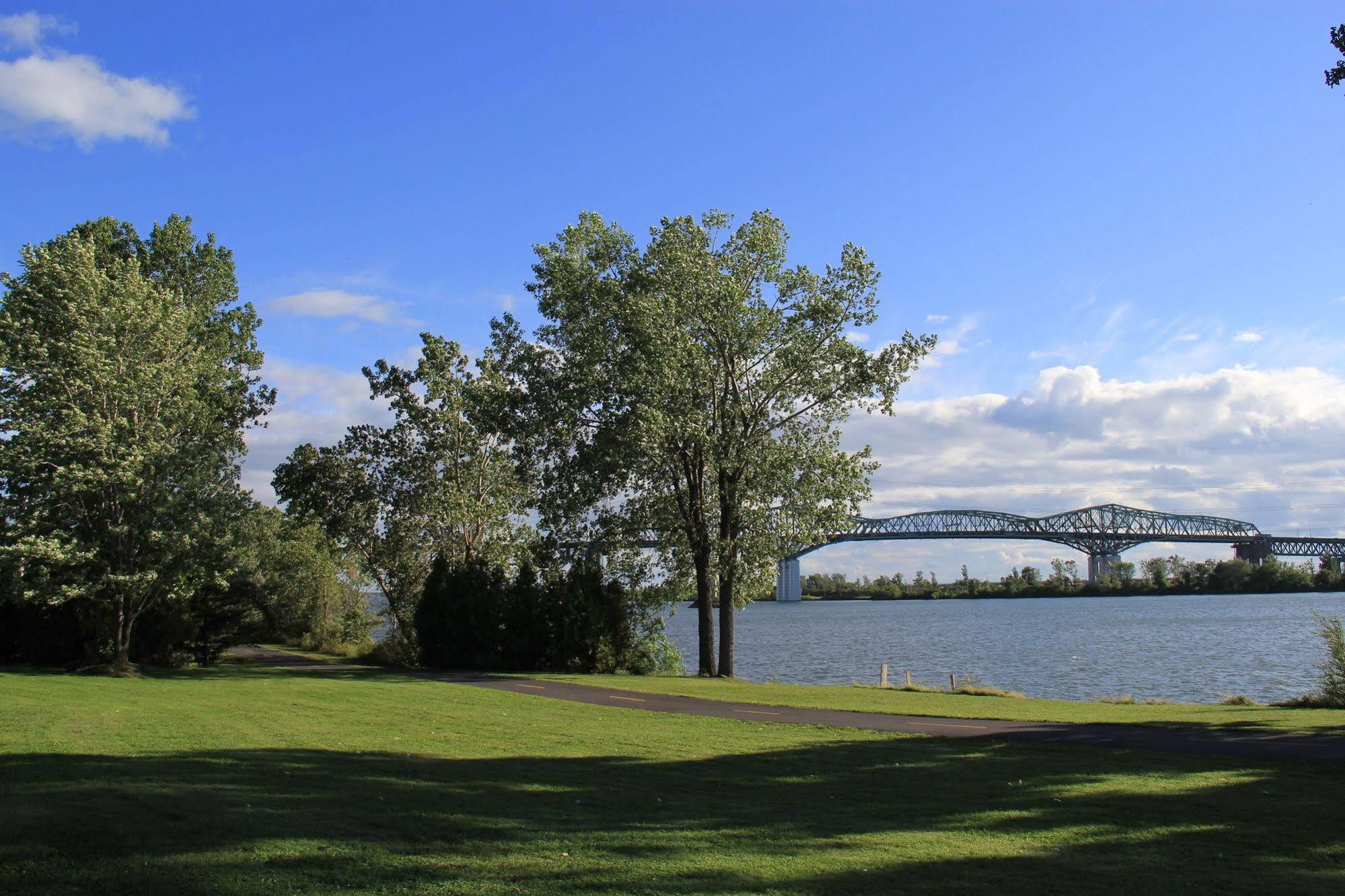 Motel Du Fleuve Brossard Exteriér fotografie